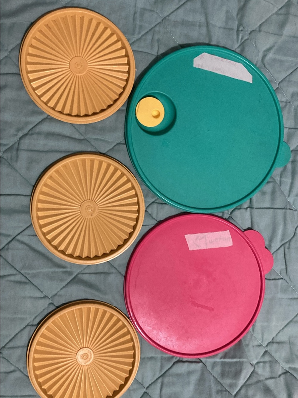 6 Tupperware lids
